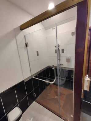 Quarto luxo (Waterfall View) | Banheiro | Chuveiro, produtos de toalete grátis, secador de cabelo