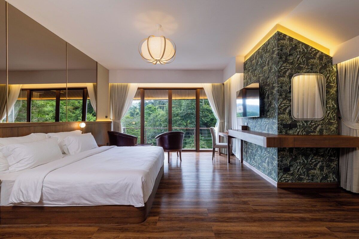 Minibar, desk, WiFi, bed sheets