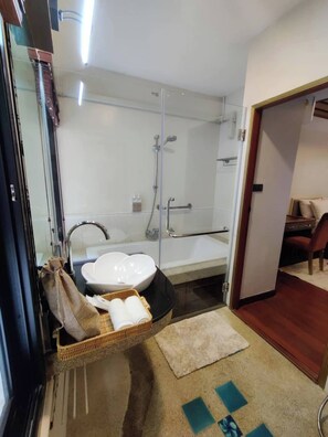 Habitación superior (Waterfall View) | Baño | Ducha, artículos de higiene personal gratuitos y secador de pelo