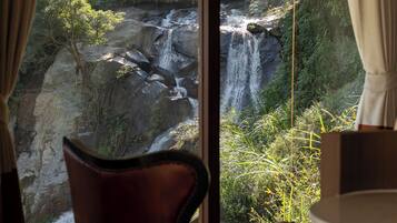 Deluxe kamer (Waterfall View) | Een minibar, een bureau, wifi, beddengoed