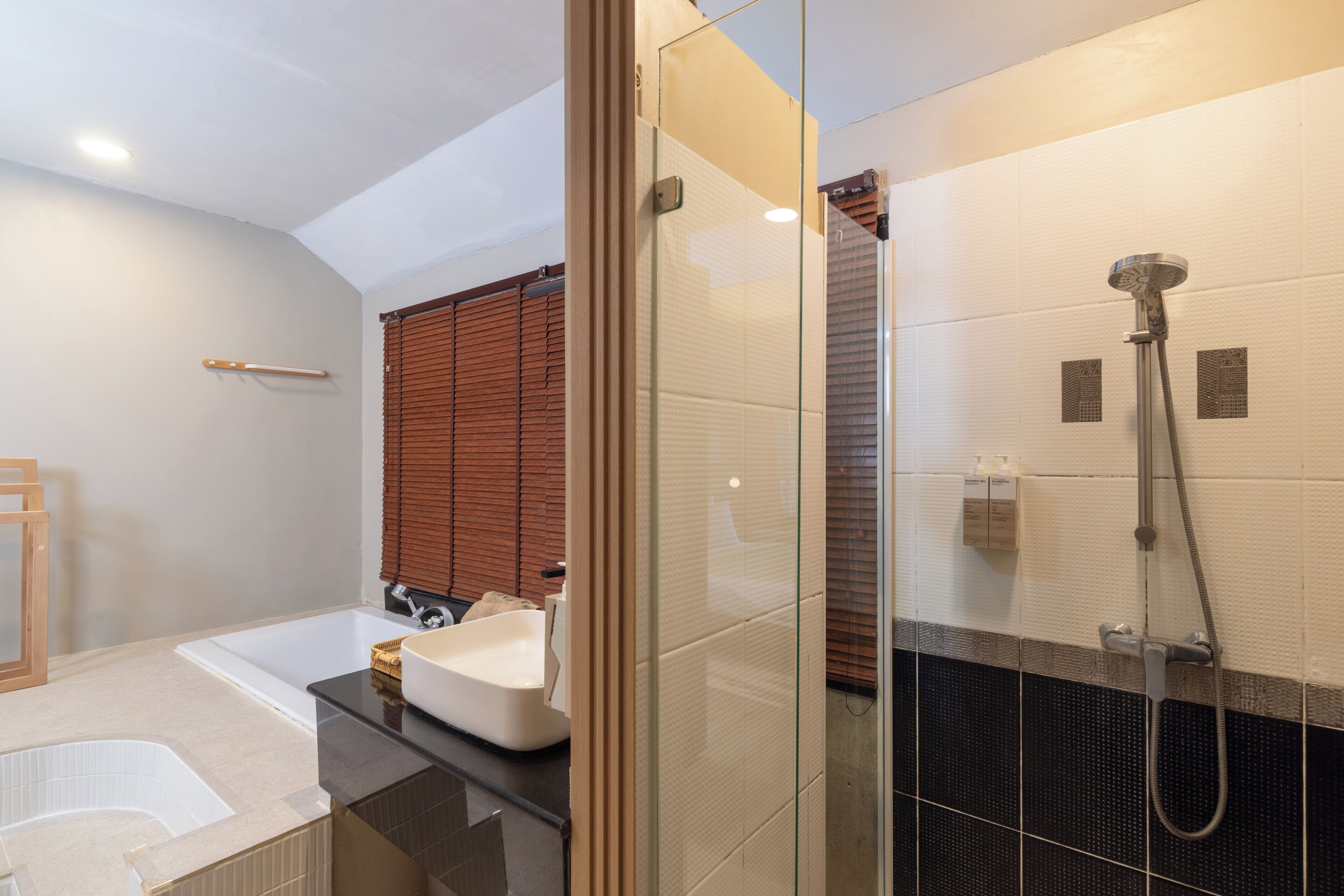Deluxe Mountain View | Bathroom | Shower, free toiletries, hair dryer, bathrobes