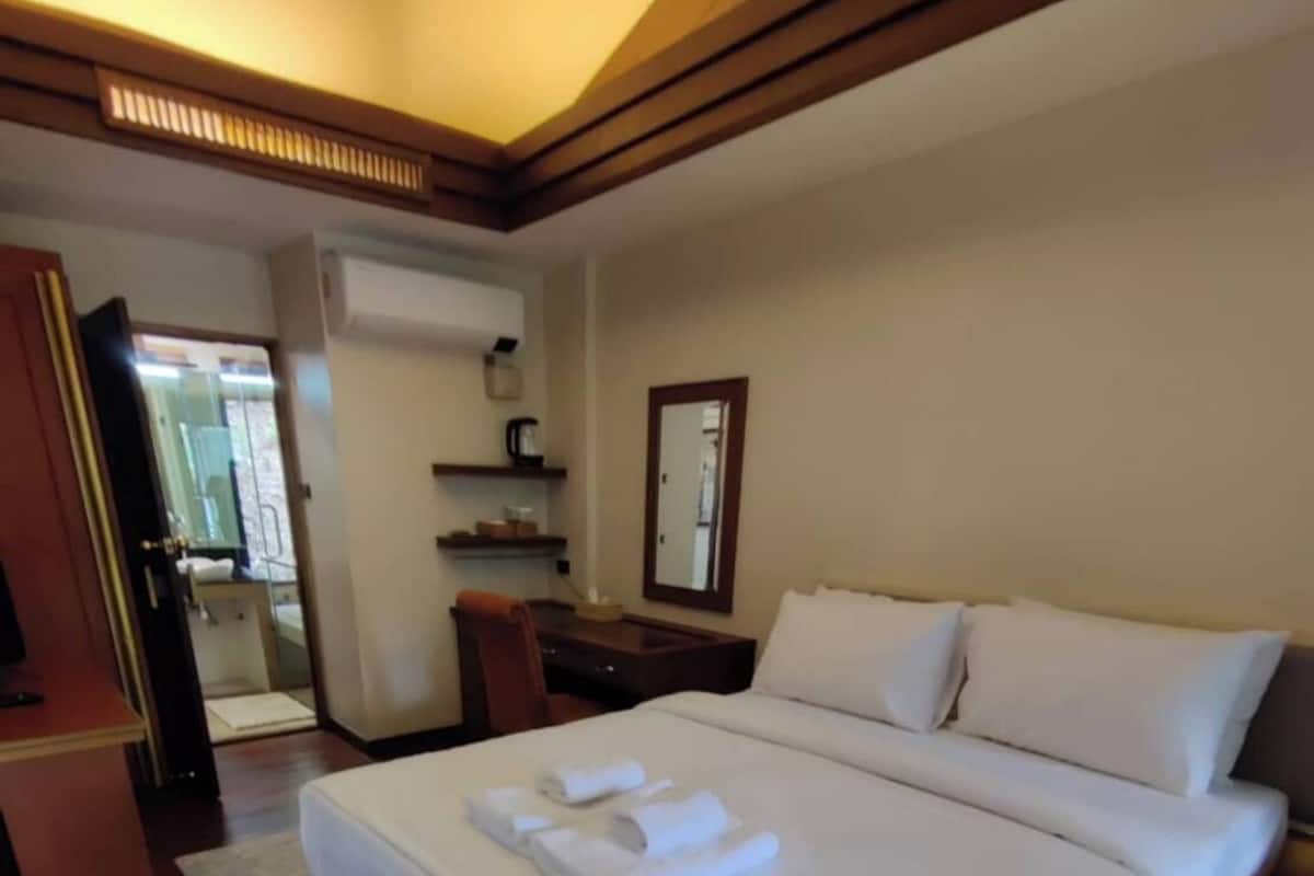 Superior Waterfall View | Minibar, desk, rollaway beds, WiFi