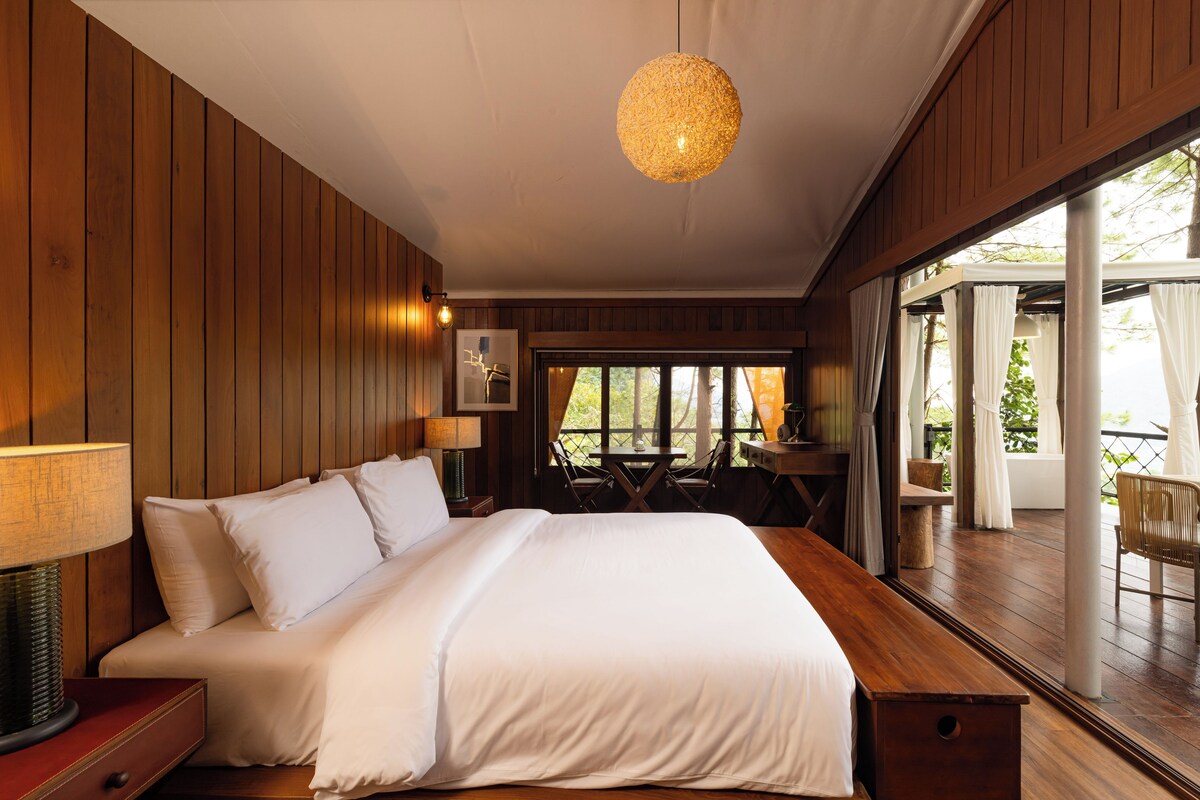 Minibar, desk, WiFi, bed sheets