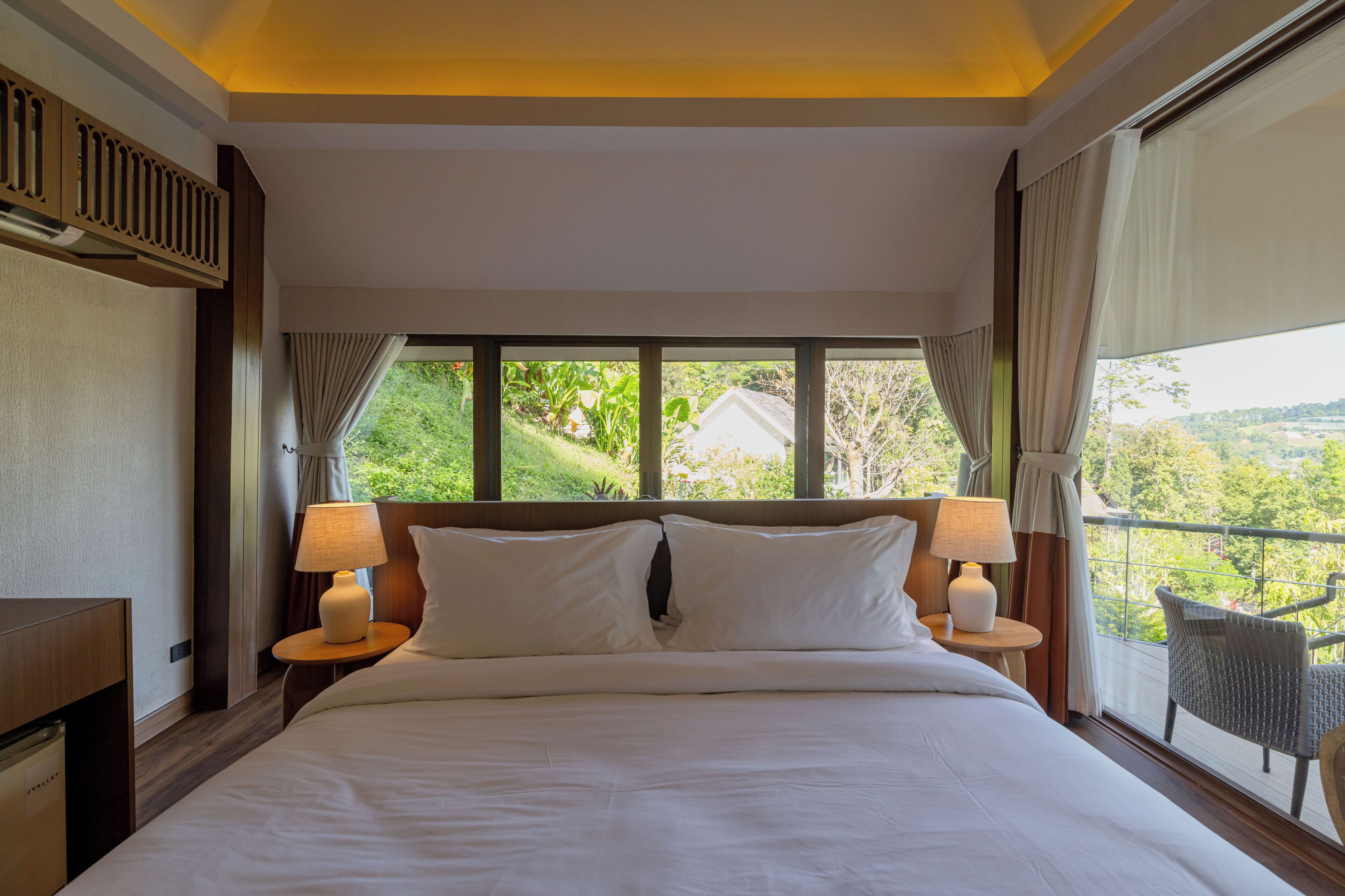 Minibar, desk, WiFi, bed sheets