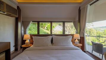 Minibar, desk, WiFi, bed sheets