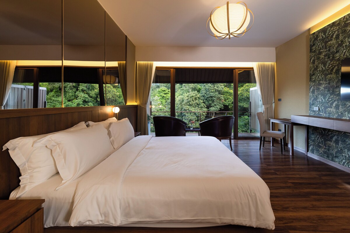 Minibar, desk, WiFi, bed sheets