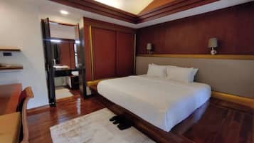 Deluxe Waterfall View | Minibar, desk, rollaway beds, WiFi