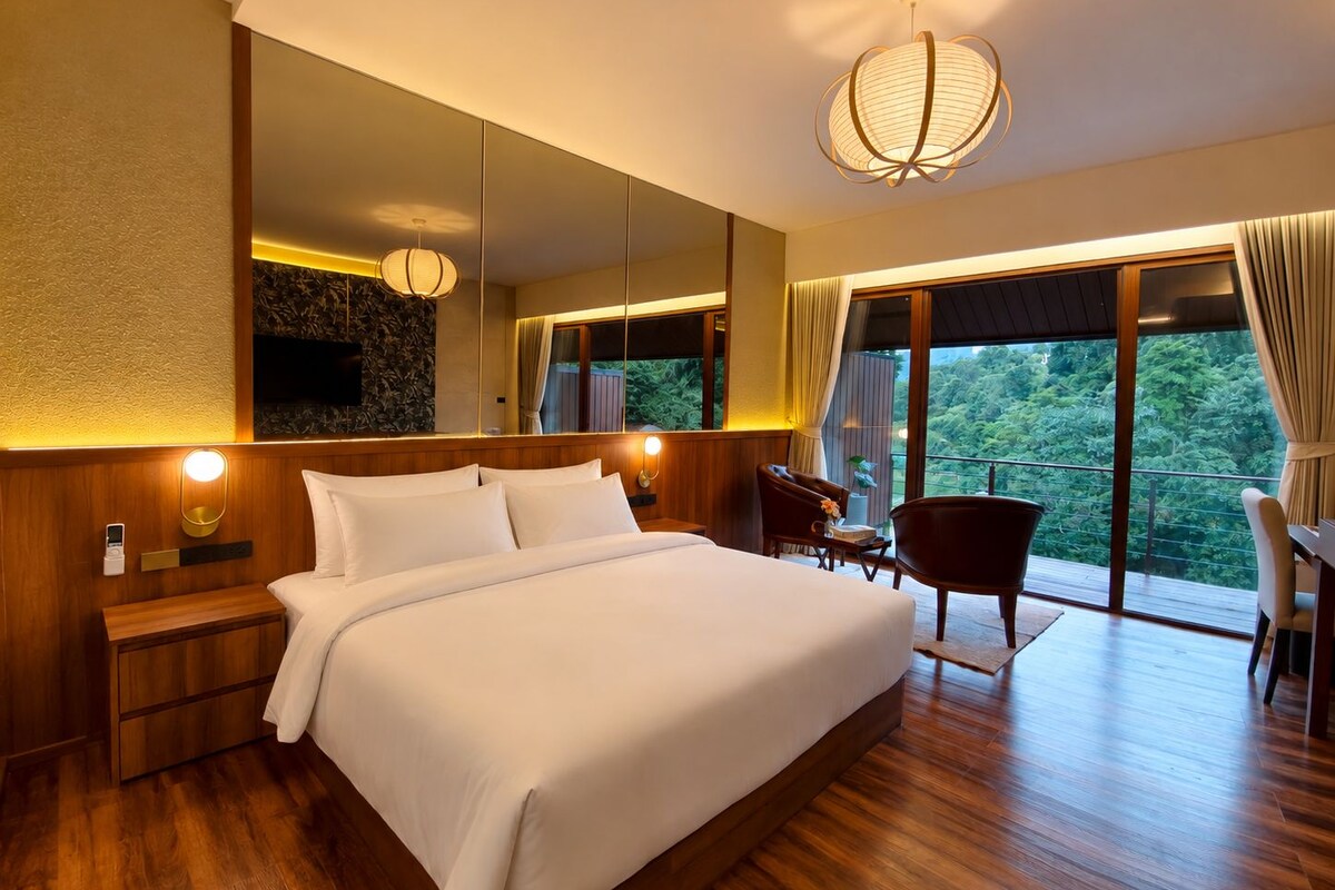 Deluxe Double Room, Mountain View | Minibar, desk, WiFi, bed sheets