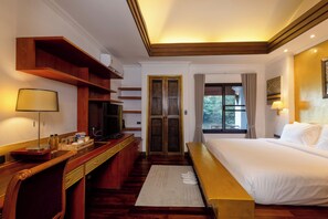 Quarto luxo | Frigobar, escrivaninha, Wi-Fi, roupa de cama