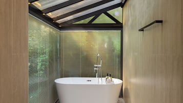 Deluxe Waterfall View | Bathroom