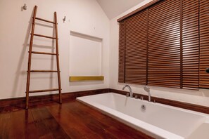 Phòng Deluxe | Phòng tắm | Buồng tắm vòi sen, đồ dùng nhà tắm miễn phí, máy sấy tóc 