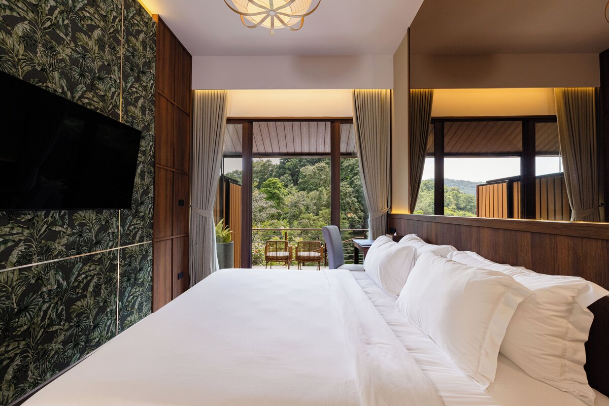 Minibar, desk, WiFi, bed sheets