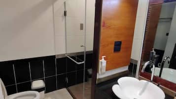 Deluxe Waterfall View | Bathroom | Shower, free toiletries, hair dryer, bathrobes