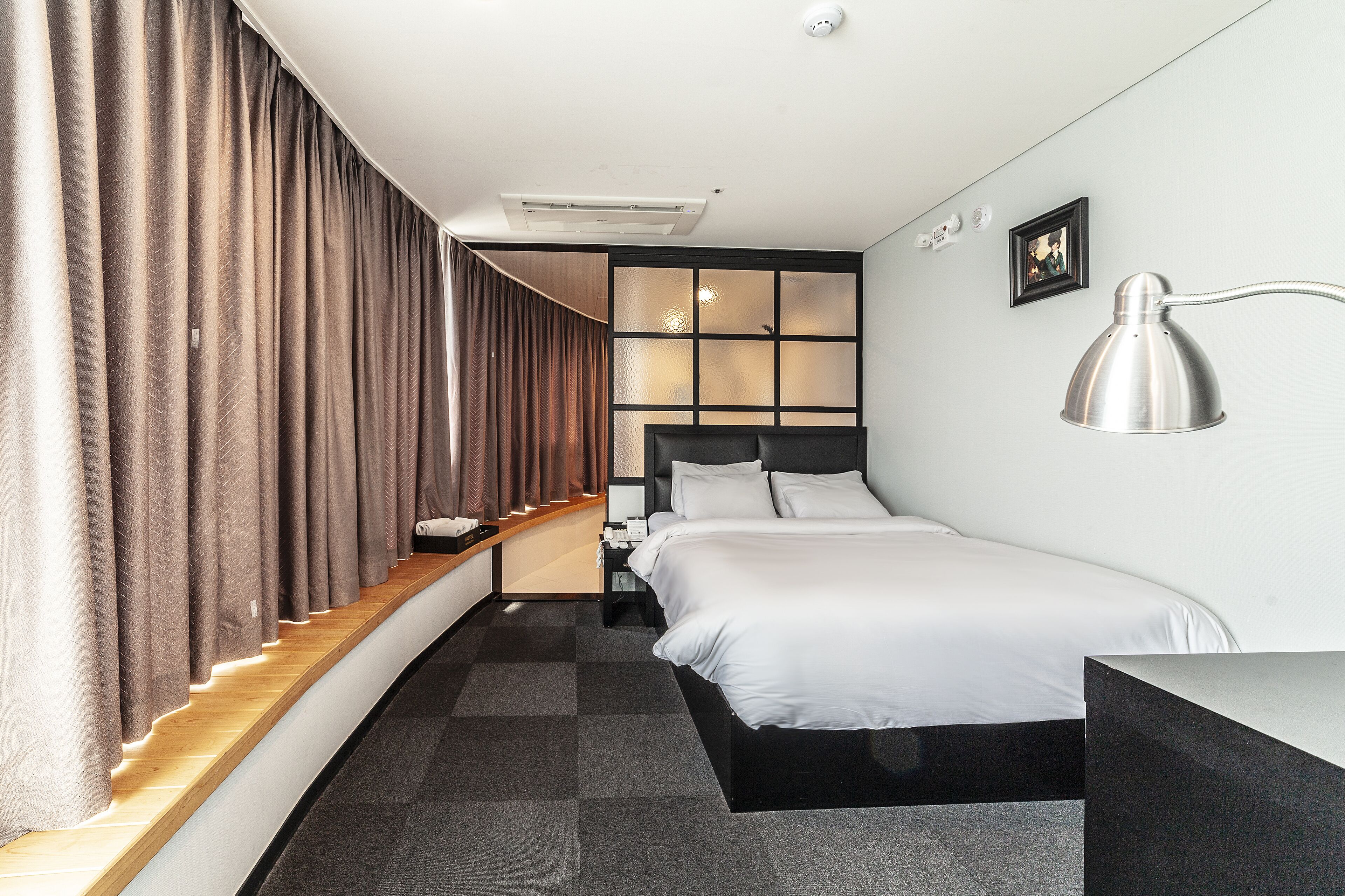 deluxe double room, 1 bedroom, city view | in-room safe, blackout curtains, soundproofing, iron/ironing board