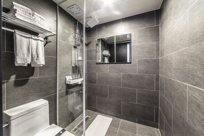 Twin Room | Bathroom | Free toiletries, hair dryer, bathrobes, slippers - Gangneung Tourist Hotel (Gangneung)
