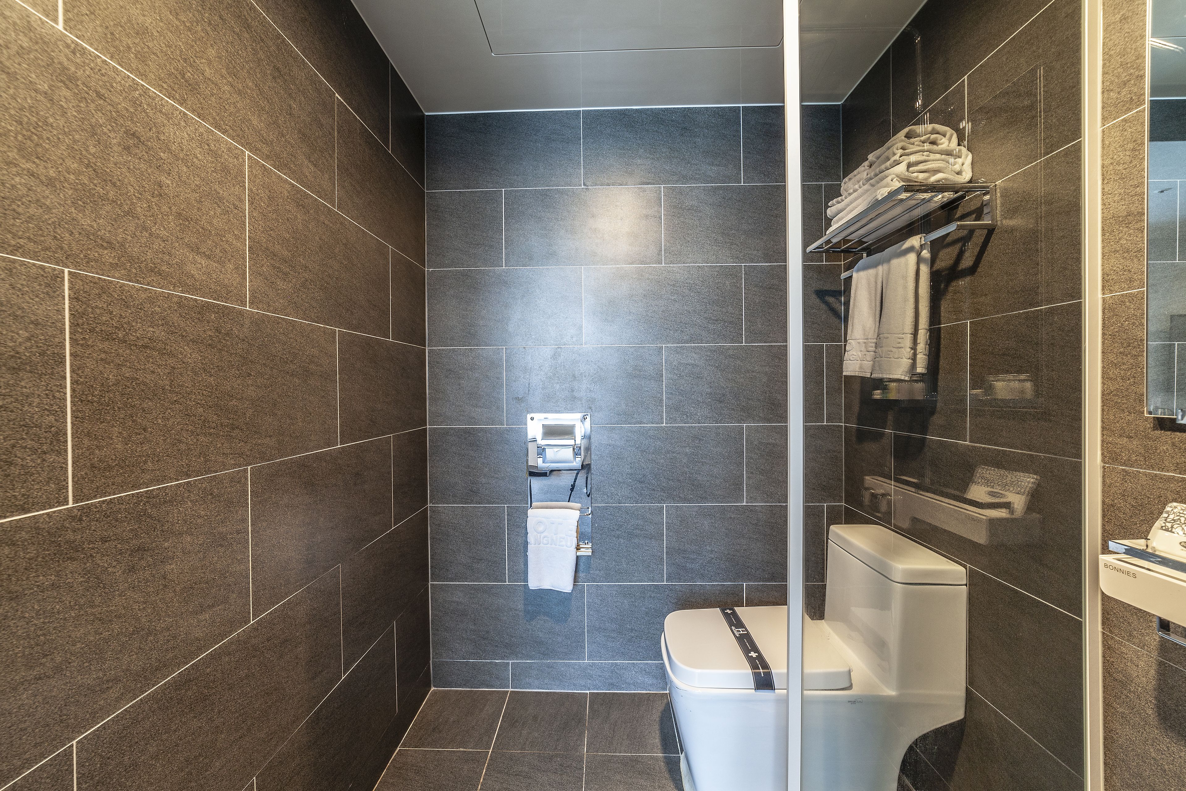 triple room | bathroom | free toiletries, hair dryer, bathrobes, slippers