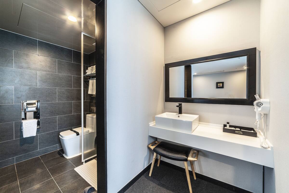 triple room | bathroom | free toiletries, hair dryer, bathrobes, slippers