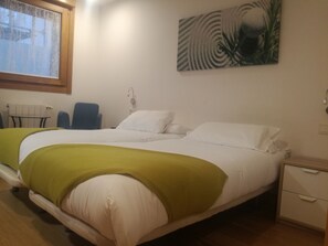 Double or Twin Room | Soundproofing, free WiFi, bed sheets, wheelchair access - Pensión El Paseo (Pamplona)