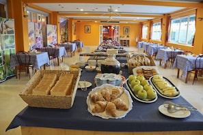 Buffet déjeuner gratuit tous les jours
