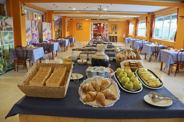 Free daily buffet breakfast