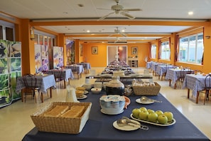 Free daily buffet breakfast - Apart-Bermudas (Benidorm)