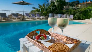 Piscine extérieure, chaises longues