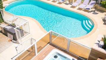 Utomhuspool och solstolar