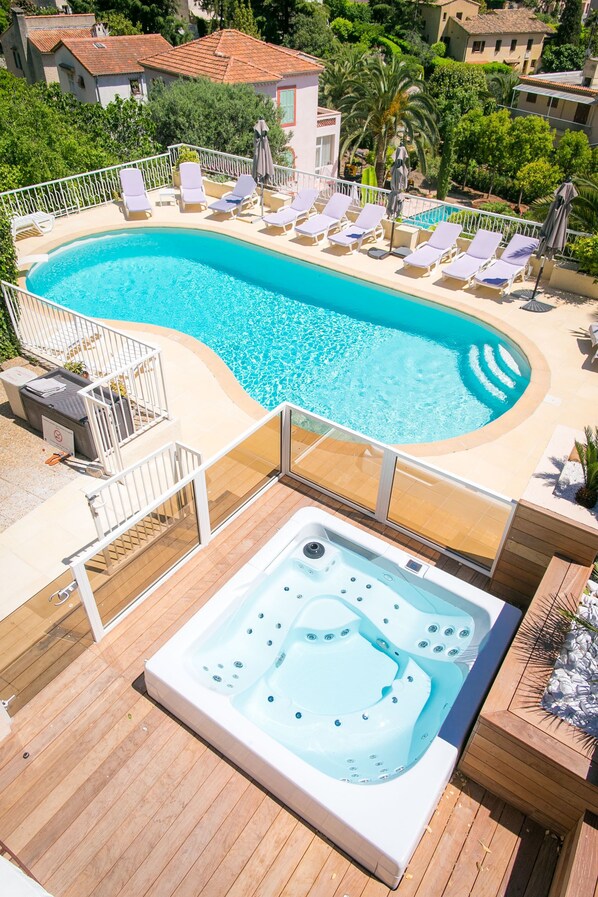 Outdoor pool, pool loungers