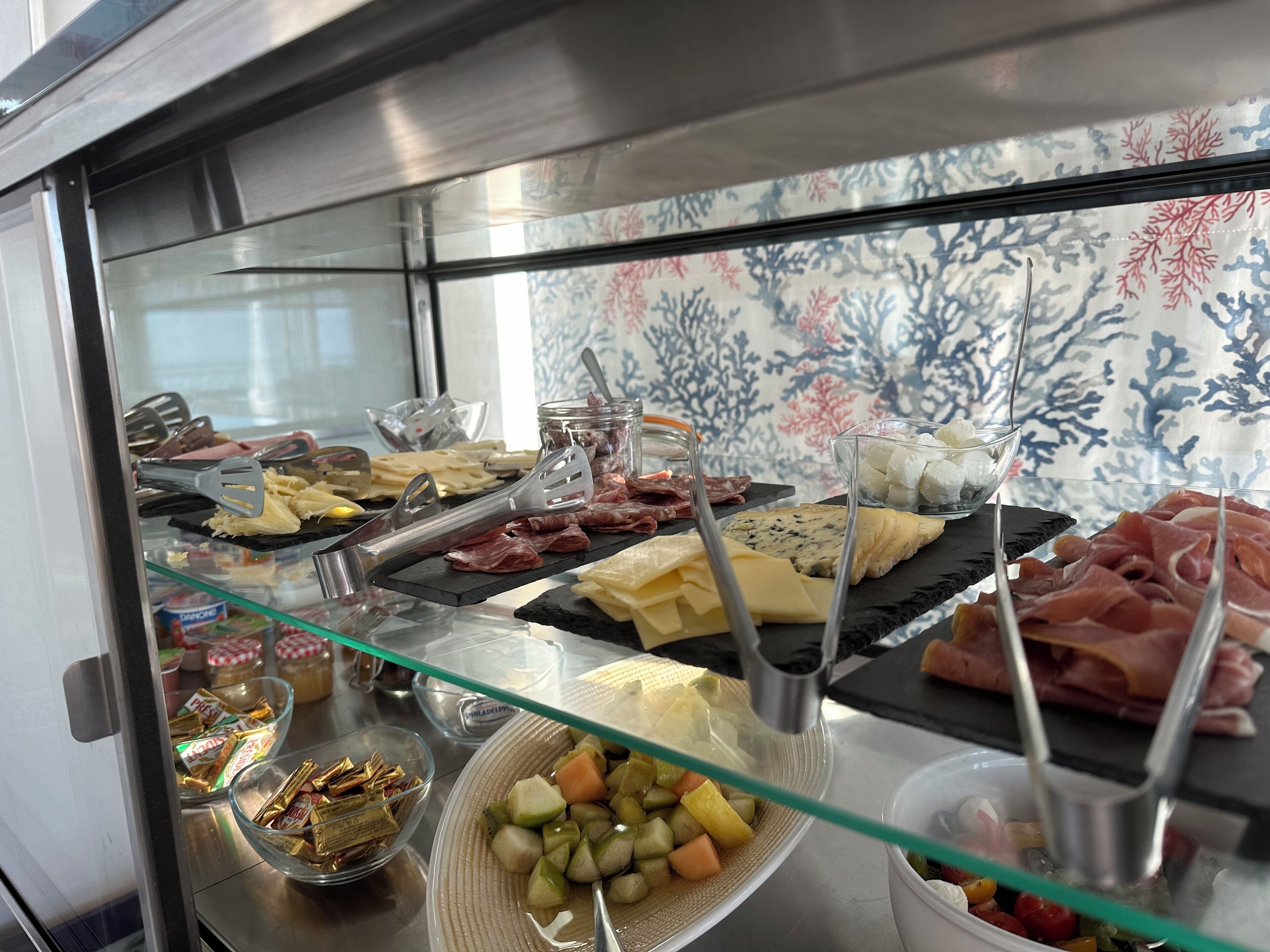 Un buffet proposant une variété de fromages, de viandes et de fruits.