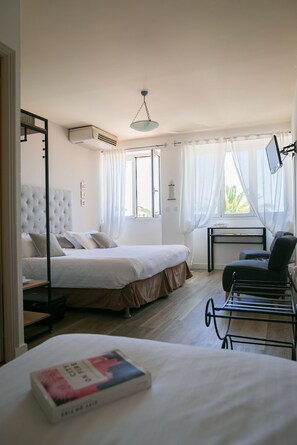 Habitación triple, mirando al mar | Ropa de cama de alta calidad y decoración individual