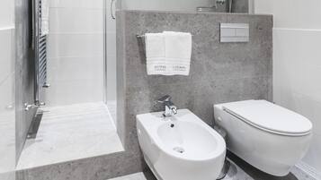 Luxury Suite, Balcony | Bathroom