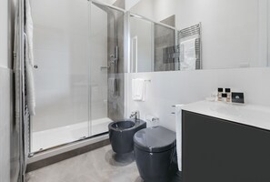 Phòng Suite Exclusive, hiên | Phòng tắm | Buồng tắm vòi sen, đồ dùng nhà tắm miễn phí, máy sấy tóc