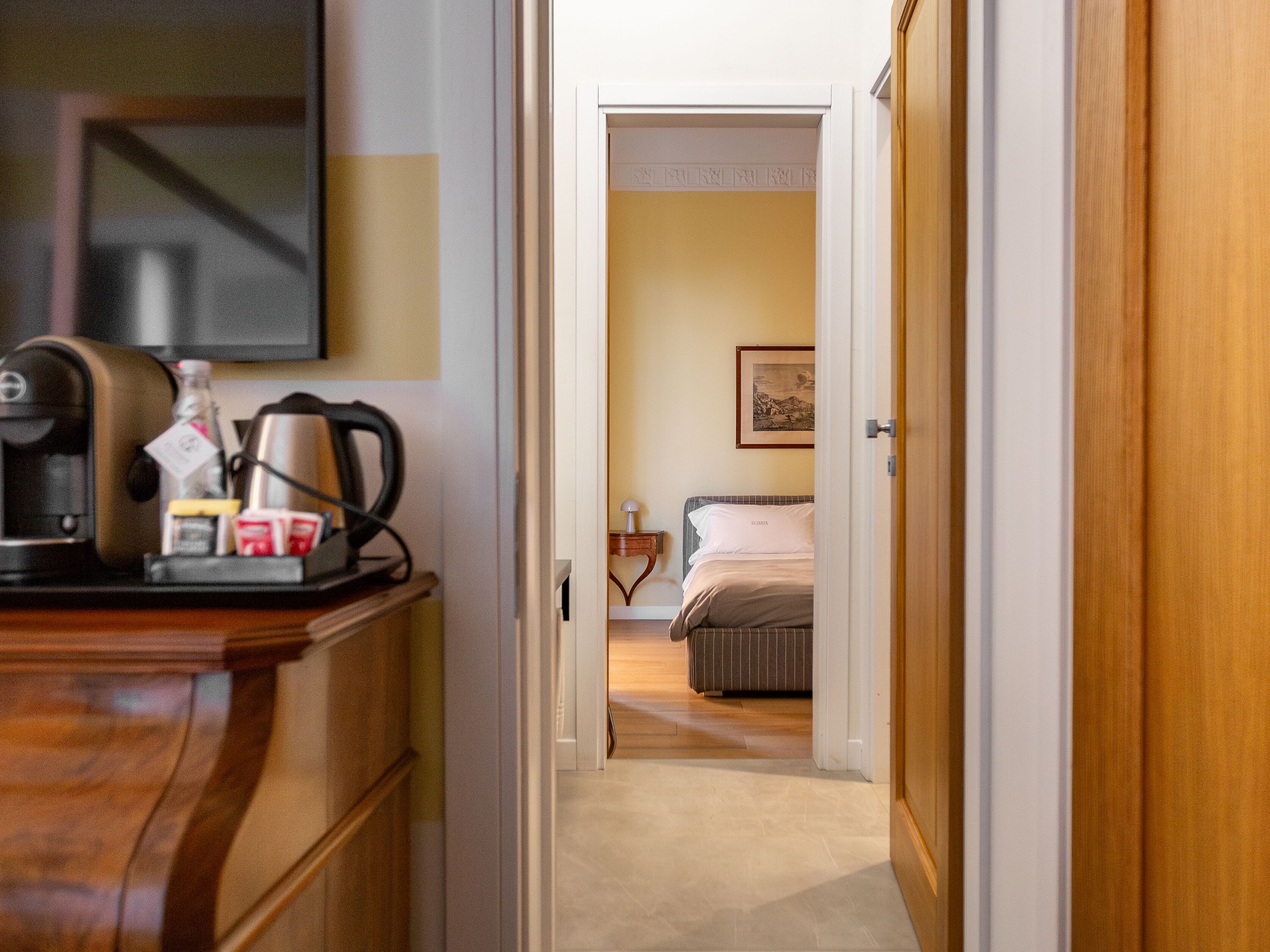 Superior suite, patio | Luxe beddengoed, een minibar, een kluis op de kamer, een bureau