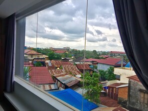 Suite familiar, varias camas, balcón, vistas a la piscina | Vistas desde la habitación
