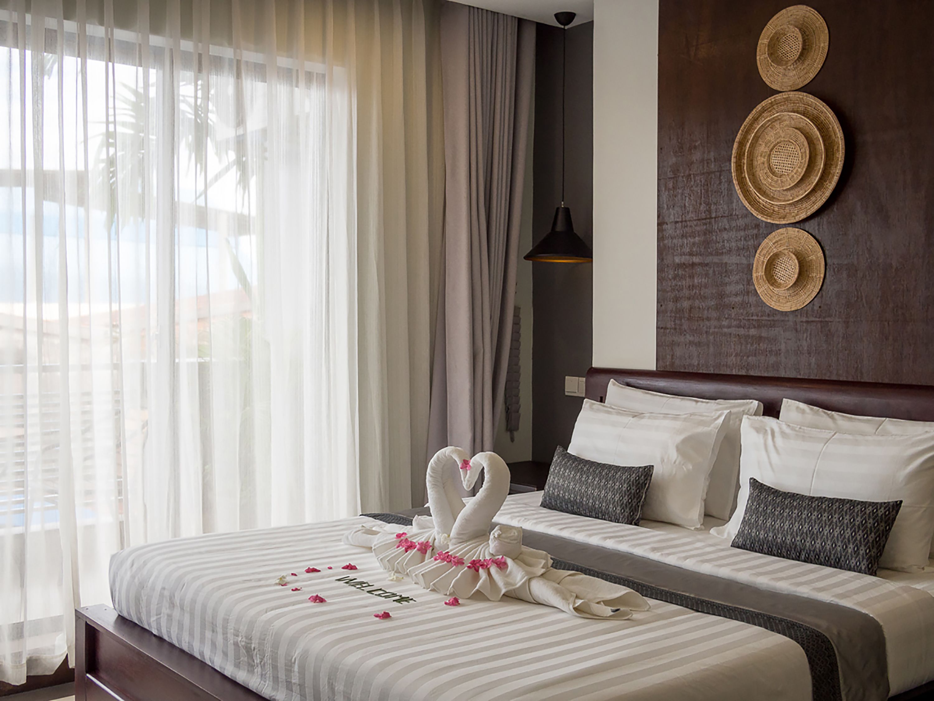 deluxe double room, 1 king bed, balcony | 1 bedroom, minibar, in-room safe, desk