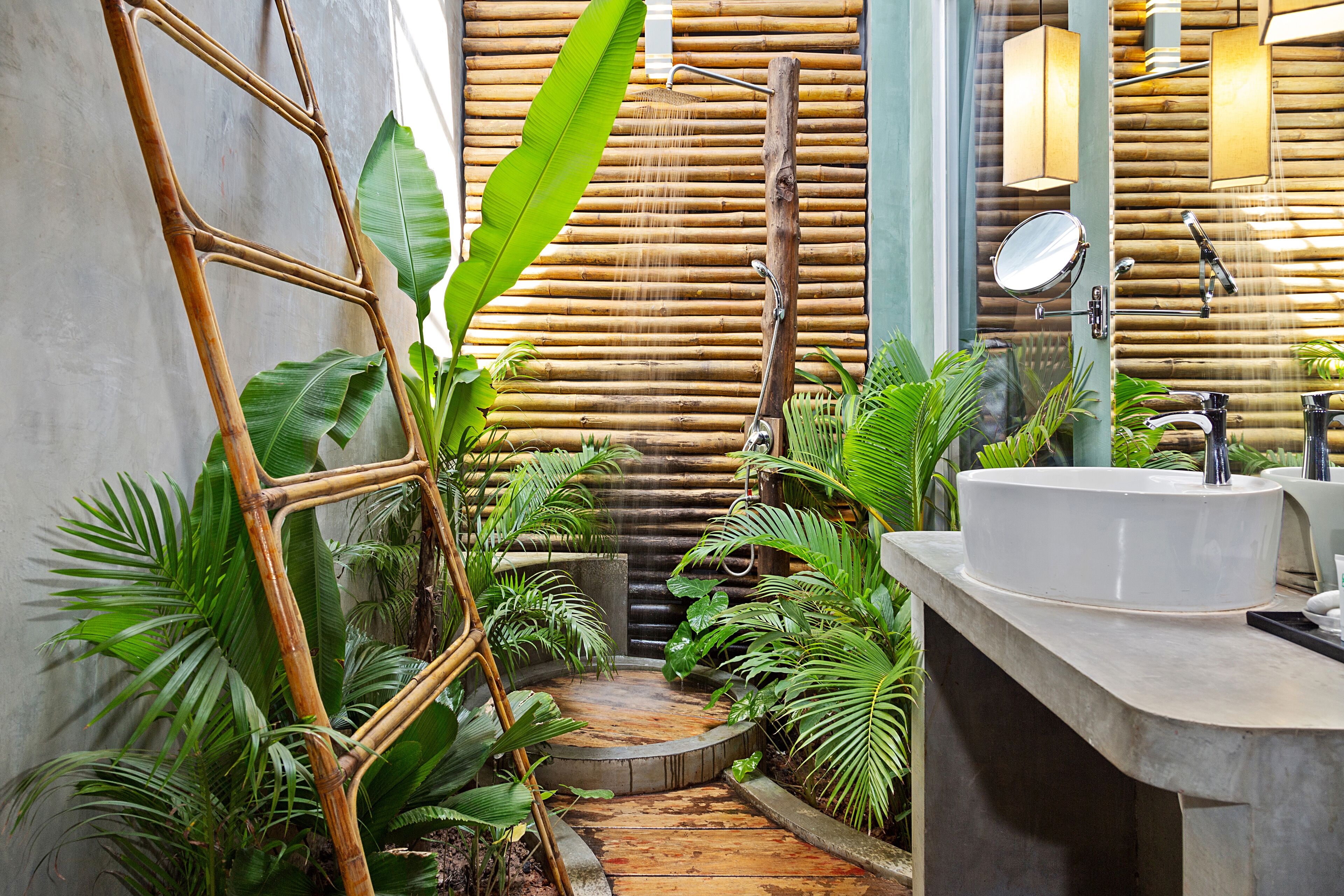 combined shower/bathtub, rainfall showerhead, free toiletries, bathrobes