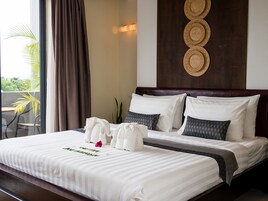 Deluxe Double Room, 1 King Bed, Balcony | Minibar, in-room safe, desk, blackout drapes