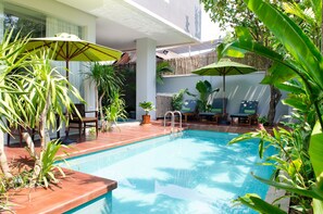 Una piscina al aire libre