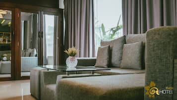 Familien-Suite, Mehrere Betten, Balkon, Poolblick