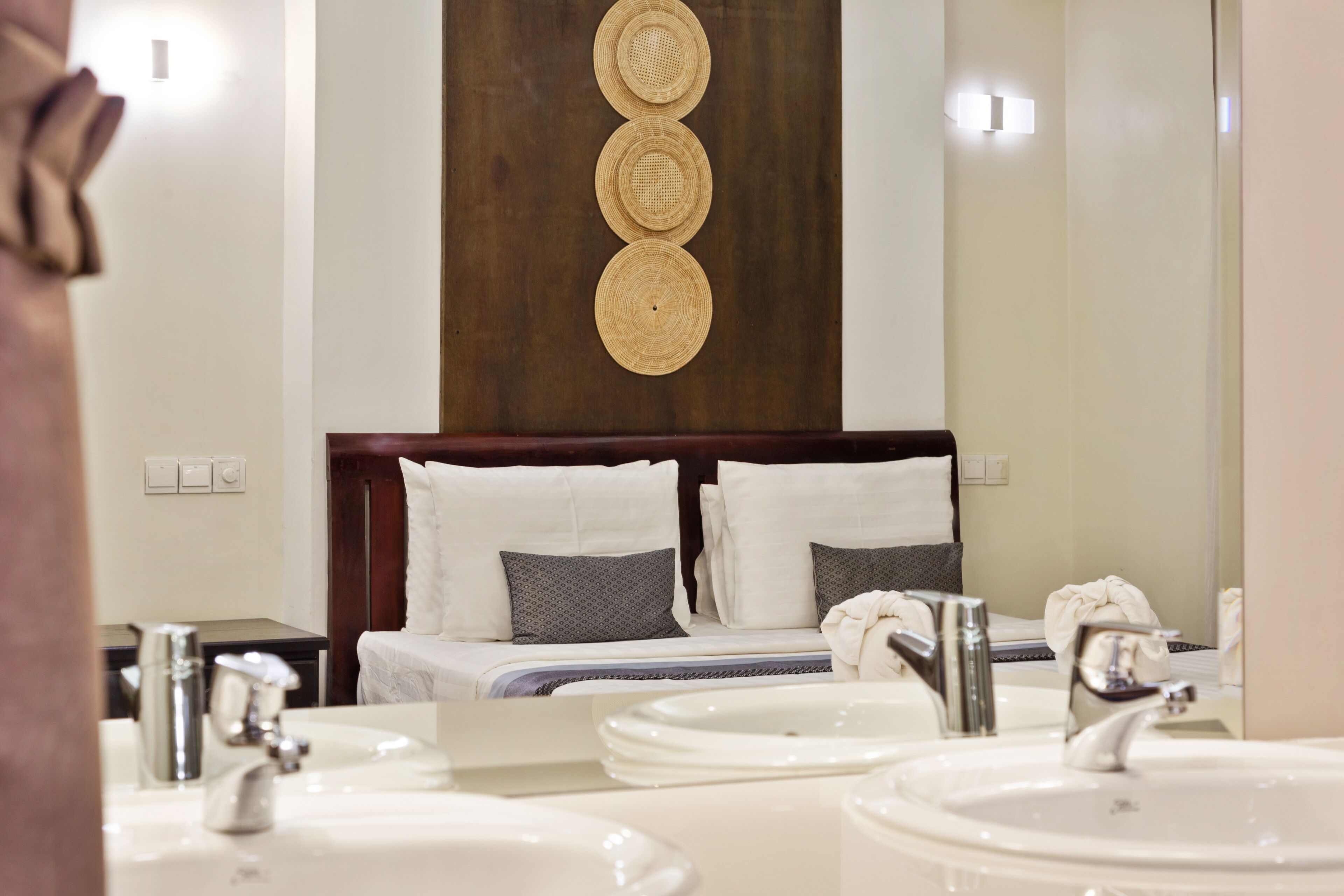 deluxe double room, 1 king bed, city view | bathroom | combined shower/bathtub, rainfall showerhead, free toiletries, bathrobes