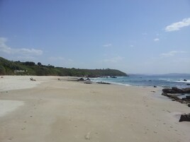 Una playa cerca, arena blanca, 3 bares en la playa