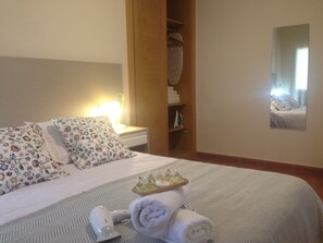 Down duvets, laptop workspace, blackout curtains, iron/ironing board - Apartamentos Aqualecer (Sanxenxo)