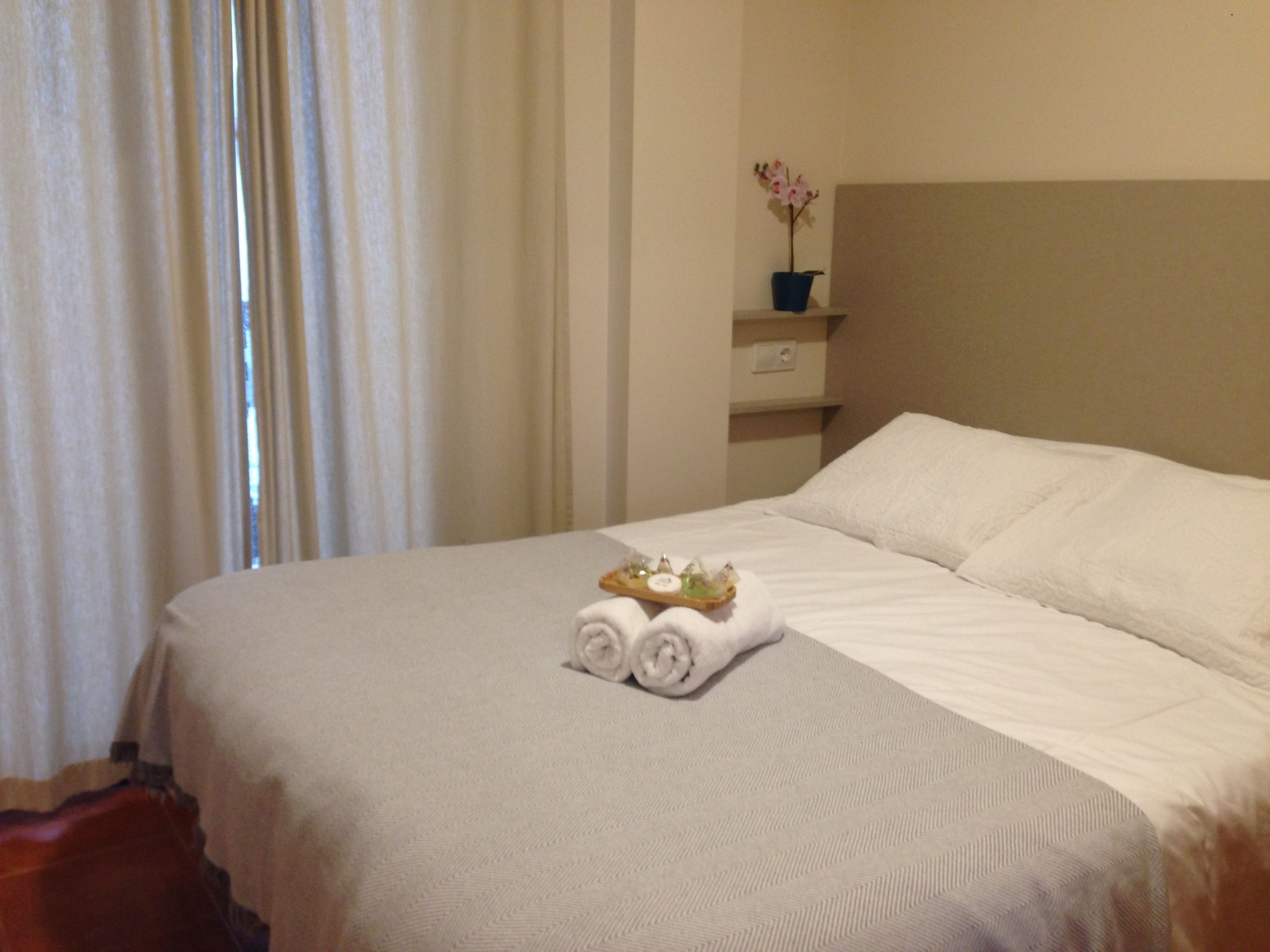 Familienapartment, 2 Schlafzimmer, eingeschränkter Meerblick | Daunenbettdecken, laptopgeeigneter Arbeitsplatz, Verdunkelungsvorhänge