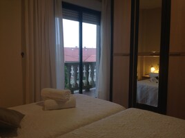 Cubrecamas, espacio para trabajar con laptop y cortinas blackout 