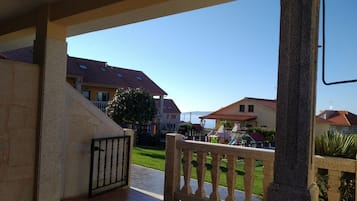 Appartamento familiare, 2 camere da letto, terrazzo, lato giardino (5 pax) | Terrazza/patio