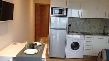 Großer Kühlschrank, Mikrowelle, Ofen, Herdplatte