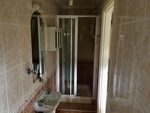 Tweepersoonskamer, en-suite badkamer | Badkamer | Gratis toiletartikelen