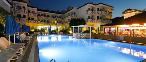 Piscine extérieure, parasols de plage, chaises longues