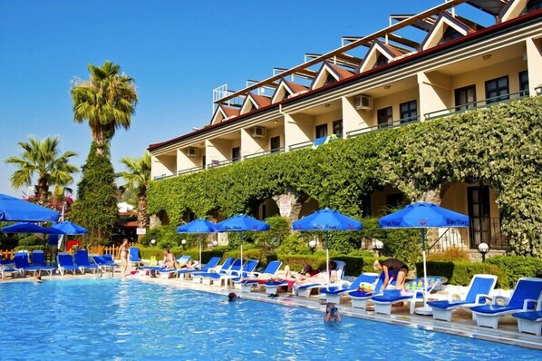Outdoor pool, pool umbrellas, pool loungers - Prince Apart (Marmaris)