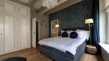 Royal suite, 1 slaapkamer, balkon (Monsieur Philippe) | 2 slaapkamers, donsdekens, een minibar, een bureau